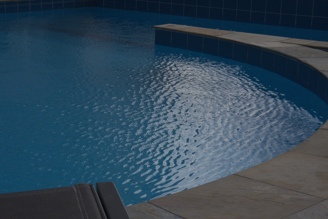 Uma piscina azul com pequenas ondas