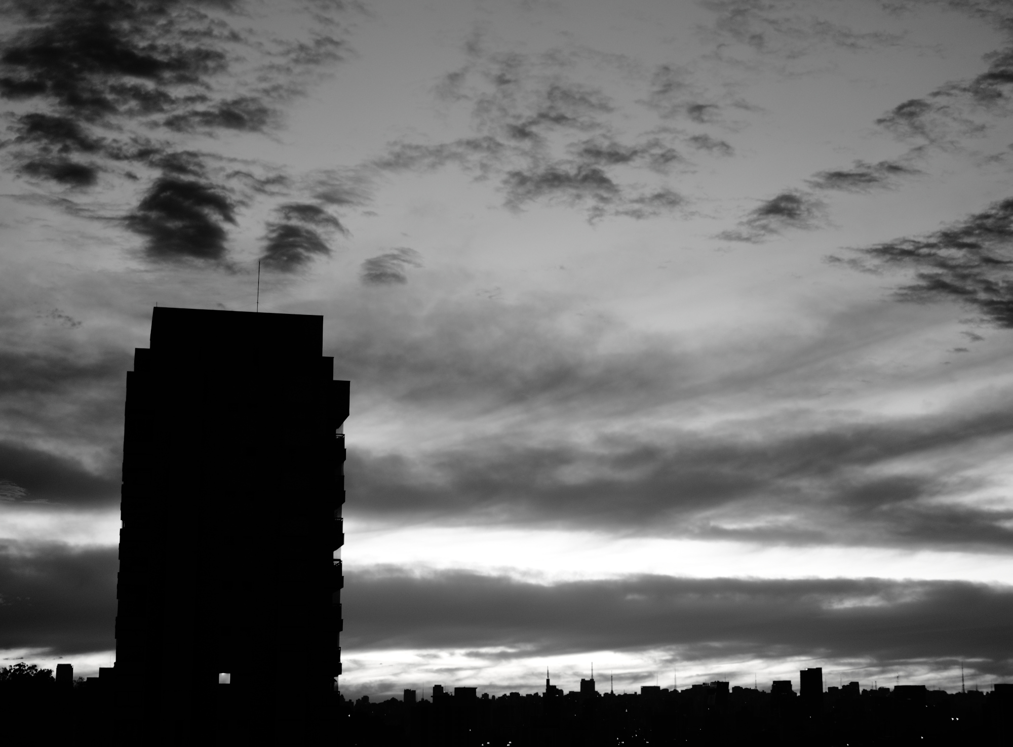 Céu matutino em preto e branco