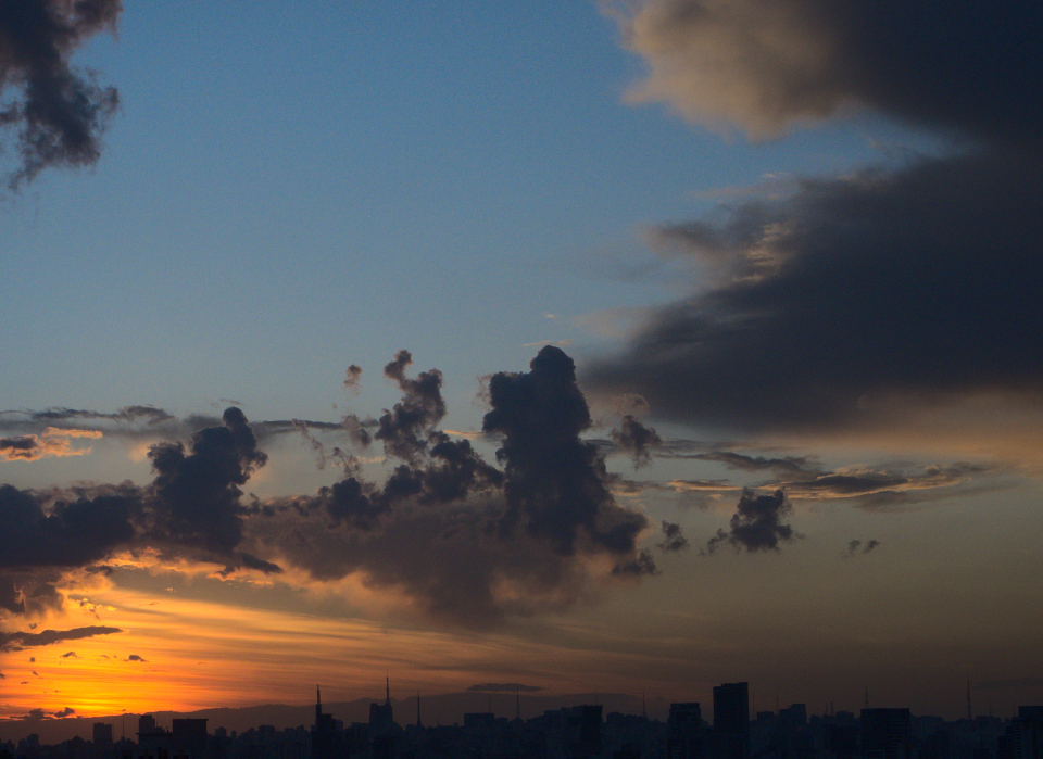 Amanhecer com nuvens