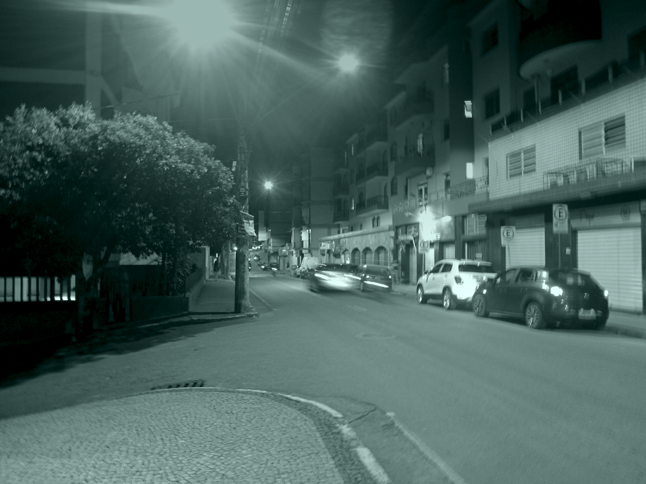 Rua com bifurcação em frente à noite.